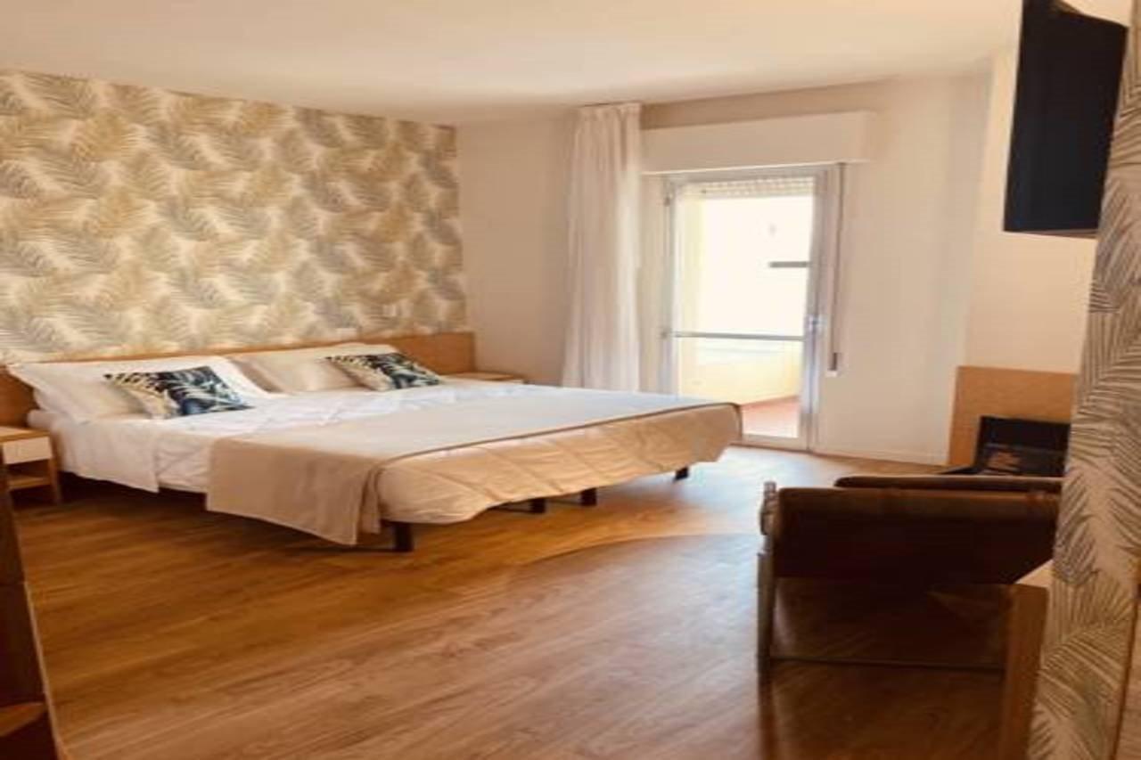 Hotel Montecarlo - Vista Mare Con Piscina & Area Fitness リッチョーネ エクステリア 写真