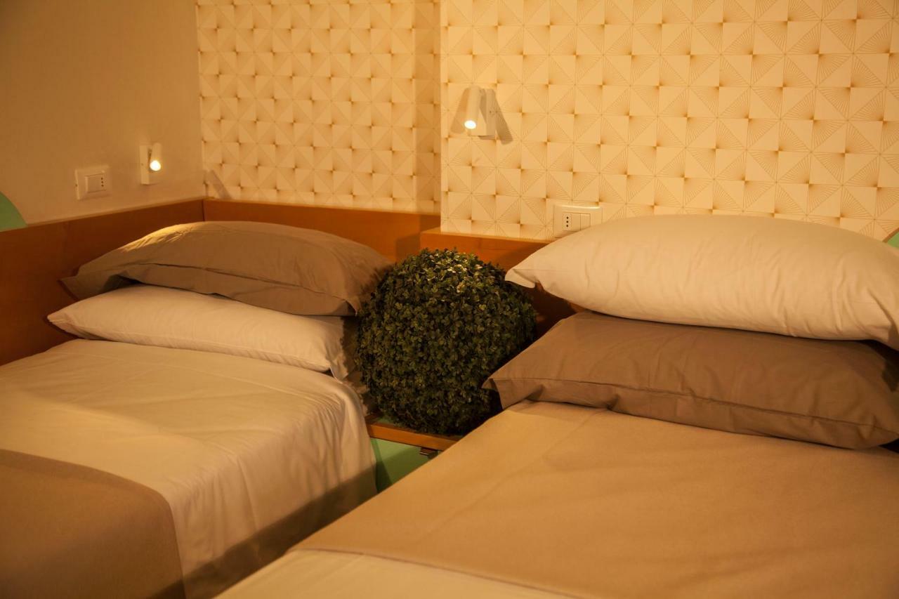 Hotel Montecarlo - Vista Mare Con Piscina & Area Fitness リッチョーネ エクステリア 写真