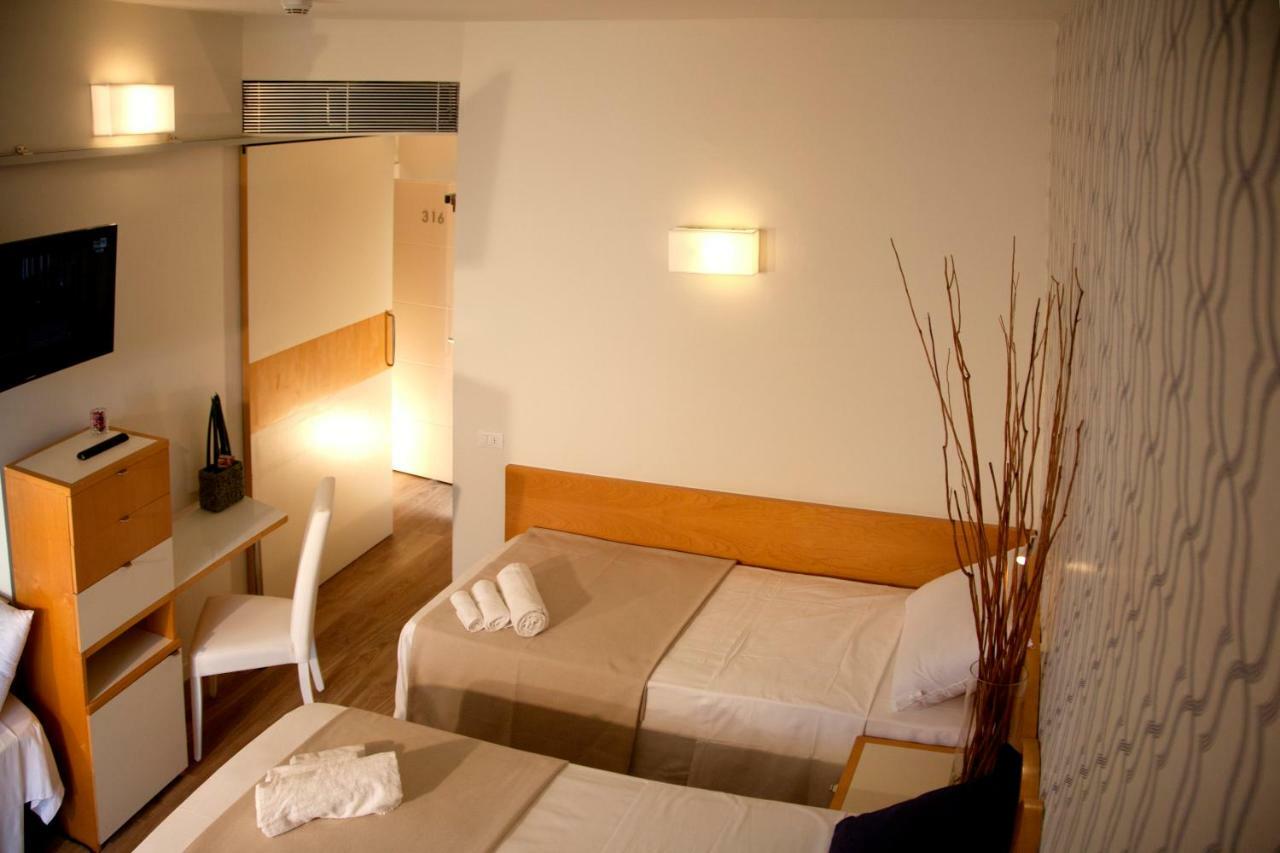 Hotel Montecarlo - Vista Mare Con Piscina & Area Fitness リッチョーネ エクステリア 写真